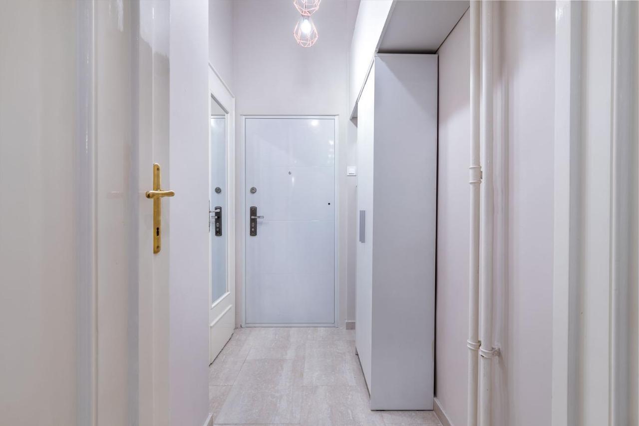 Economy Downtown Design Apartments - Free Parking - Balcony - Super Puplic Transport - Ac Budapest Luaran gambar