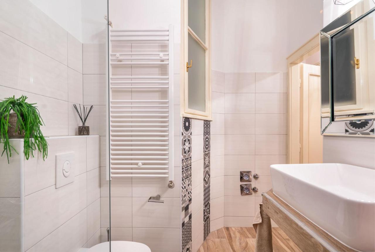 Economy Downtown Design Apartments - Free Parking - Balcony - Super Puplic Transport - Ac Budapest Luaran gambar