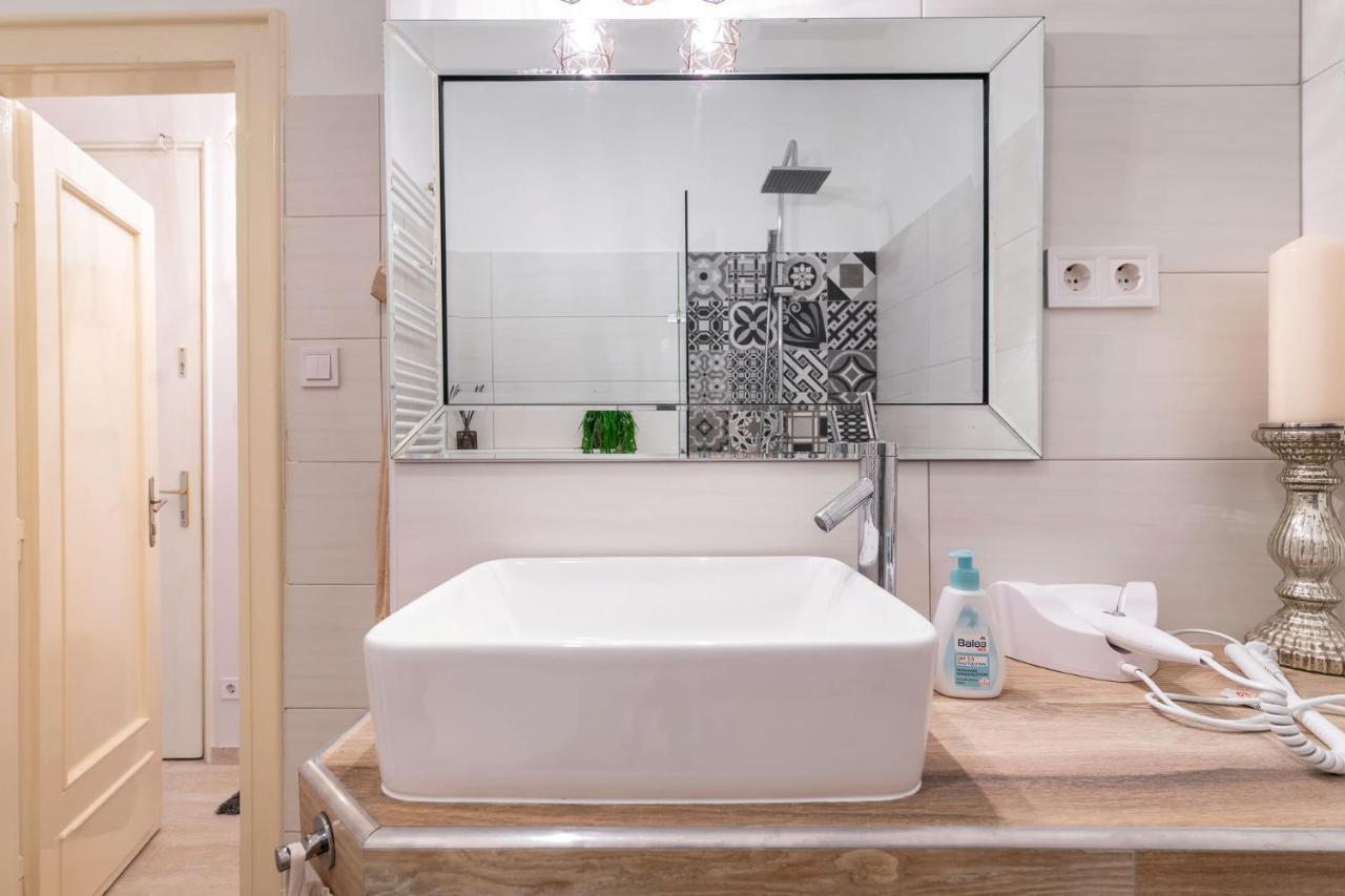 Economy Downtown Design Apartments - Free Parking - Balcony - Super Puplic Transport - Ac Budapest Luaran gambar